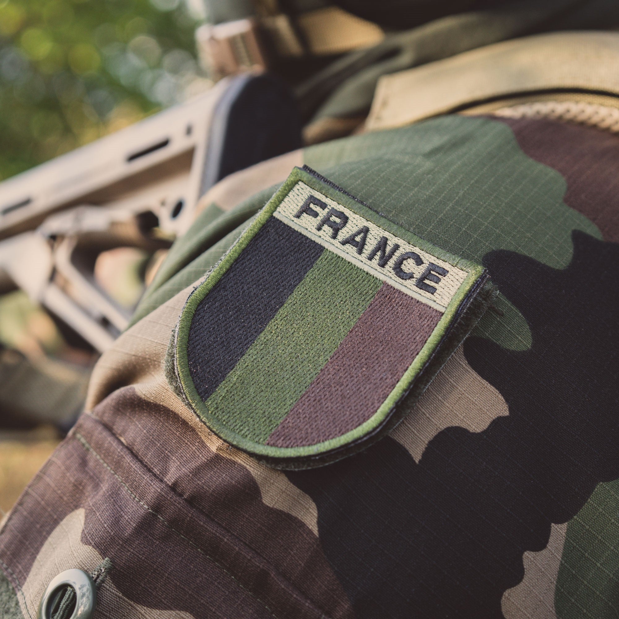 Écusson Brodé Drapeau France Basse Visibilité en Forme de Bouclier